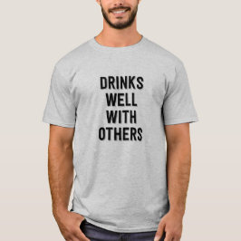 Trinken Sie gut mit anderen. Hübsches T-Shirt