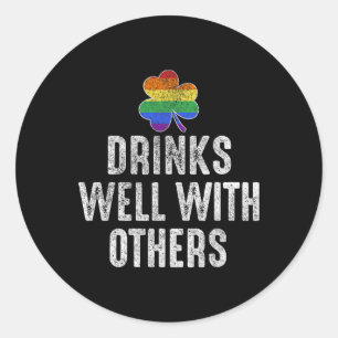 Trinken Sie gut mit anderen Lgbt Gay St Patricks D Runder Aufkleber