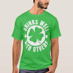 Trinken Sie gut mit anderen St Patricks Day Funny  T-Shirt