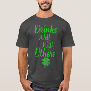 Trinken Sie gut mit anderen St Patricks Day T-Shirt