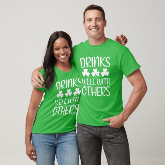 Trinken Sie gut mit anderen St Patricks Day trinke T-Shirt (Unisex)