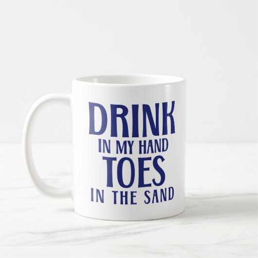 Trinken Sie in meinen Handzehen am Sandstrand Kaffeetasse (Links)