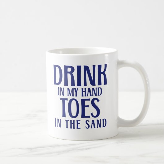 Trinken Sie in meinen Handzehen am Sandstrand Kaffeetasse (Rechts)