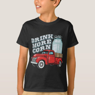 Trinken Sie mehr Mais Vintager roter LKW und Monds T-Shirt