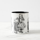 Trinken Sie mich (Alice im Wunderland) Zweifarbige Tasse (Mittel)