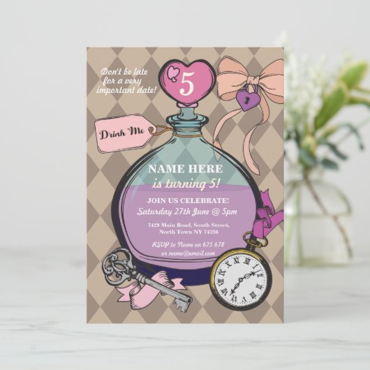 Trinken Sie mich Einladungs-Alice im Einladung (Stehend Vorderseite)