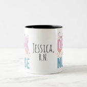 Trinken Sie mit einem Nurse Individuelle Name Coff Zweifarbige Tasse (Mittel)