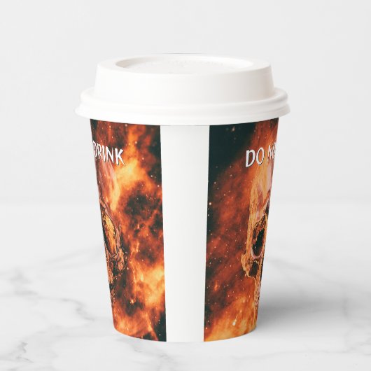Trinken Sie nicht. Flammenschädel im Weltraum Pappbecher (Links)