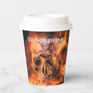 Trinken Sie nicht. Flammenschädel im Weltraum Pappbecher