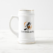 Trinken Sie nicht und fliegen Sie Hexe Bierglas (Links)