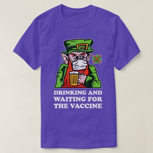 Trinken und gewartet für den Impfstoff Leprechaun1 T-Shirt (Design vorne)