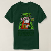 Trinken und gewartet für den Impfstoff Leprechaun T-Shirt (Design vorne)