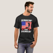 Trinken und sinken Cornhole und Bier American F T-Shirt (Vorne ganz)