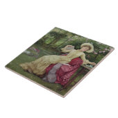 Trinkender Kaffee und Ablesen im Garten (w/c an Fliese (Seite)