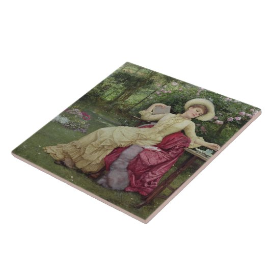 Trinkender Kaffee und Ablesen im Garten (w/c an Fliese (Seite)