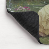 Trinkender Kaffee und Ablesen im Garten (w/c an Mousepad (Ecke)