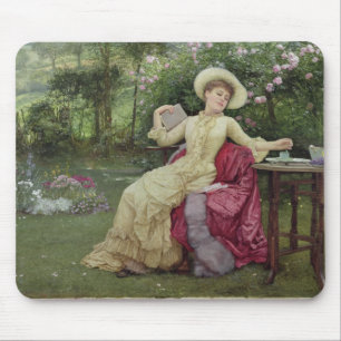 Trinkender Kaffee und Ablesen im Garten (w/c an Mousepad