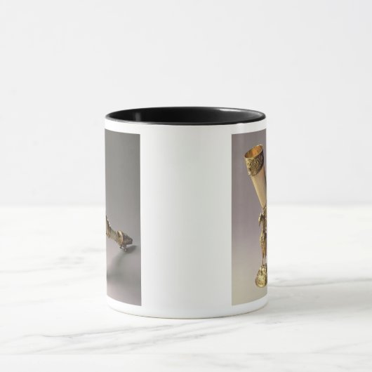 Trinkendes Horn des Elfenbeinstoßzahns mit Tasse (Zentrum)