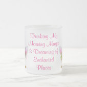 Trinkendes Morgen-magisches Regenbogen-Einhorn Mattglastasse (Mittel)