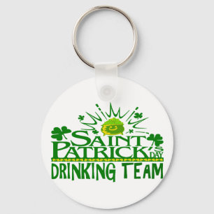 Trinkendes Team St. Patricks Tages. Irische Feiern Schlüsselanhänger