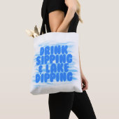 Trinksippen & Lake Dipping Blue Water Hintergrund Tasche (Von Nahem)