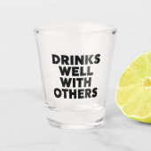 Trinkt gut mit anderen Glaspapierkissen Schnapsglas (Vorderseite)