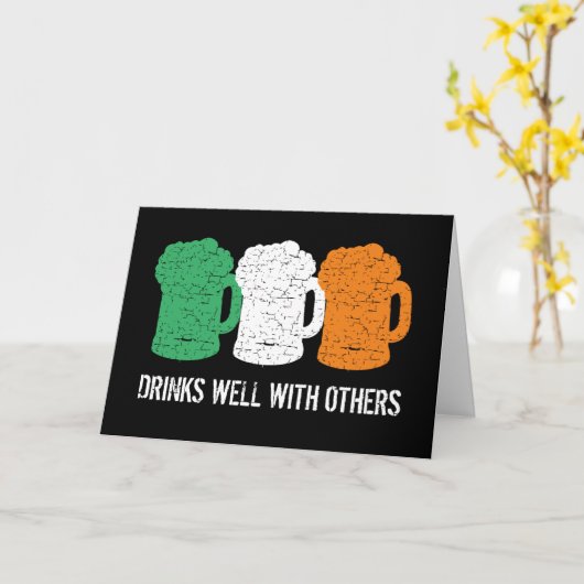 Trinkt gut mit anderen irischen Bierfässern Karte (Gelbe Blume)