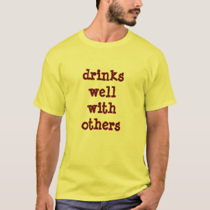trinkt gut mit anderen T-Shirt