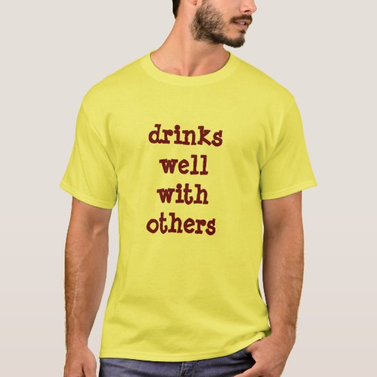 trinkt gut mit anderen T-Shirt (Vorderseite)