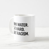 Trinkwasser Liebe harte Bekämpfung von Rassismus Kaffeetasse (Vorderseite Links)