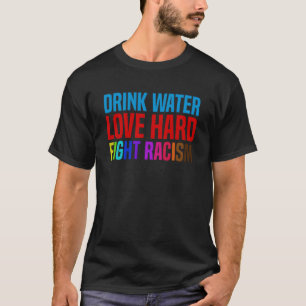 Trinkwasser Liebe harte Bekämpfung von Rassismus T-Shirt