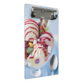 Trio der Eiscreme und des süßen Eiscremebechers Mini Klemmbrett (Schrägansicht)