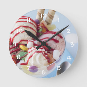 Trio der Eiscreme und des süßen Eiscremebechers Runde Wanduhr