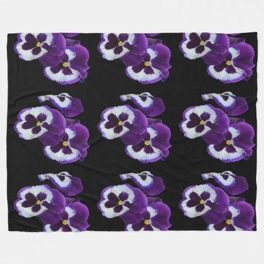 Trio of Lila White Pansy Blooms: Natures Harmony Fleecedecke (Vorderseite (Horizontal))