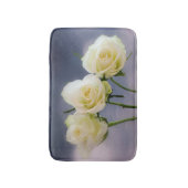 Trio of White Roses Bath matte (Vorderseite Vertikal)
