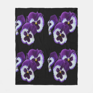 Trio von lila-weißen Stiefmütterchen-Blüten: Harmo Fleecedecke