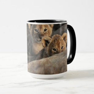 Trio von Lion Cubs mit Mutter Tasse