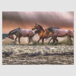 Trio von Pferden, die bei Sonnenuntergang im Surf  Seidenpapier