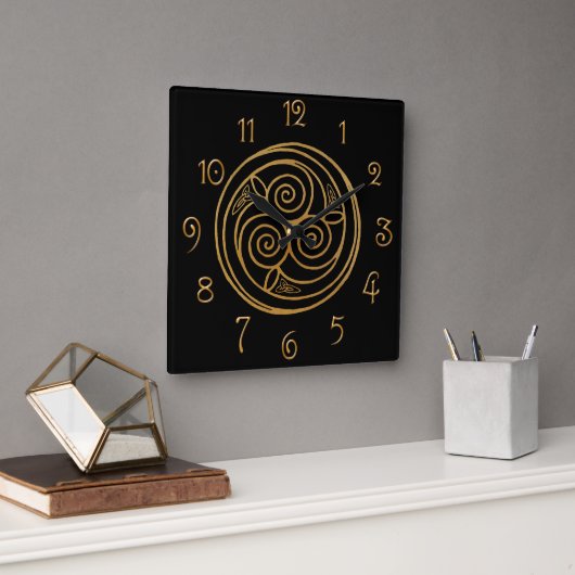 Triple Celtic Knot Swirl Mandala Quadratische Wanduhr (Büro)