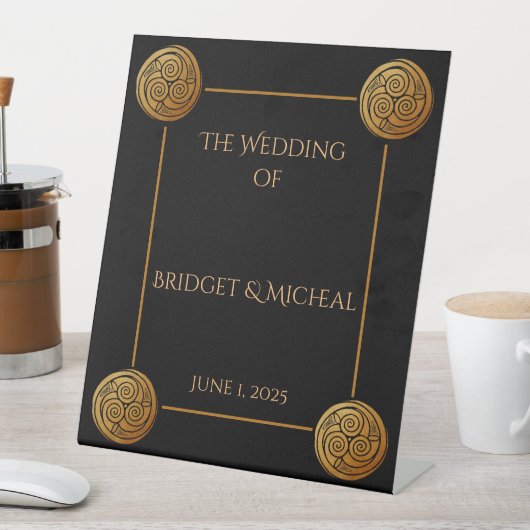 Triple Celtic Knot Swirl Wedding Sockelschild (In Situ)