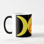 Triple Moon mit Triquetra auf schwarzem Hintergrun Verwandlungstasse (Links)