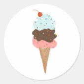 Triple Scoop Ice Cream mit Kirsche oben Runder Aufkleber (Vorderseite)