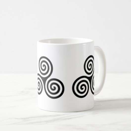 Triple Spiral Celtic Design Tasse (VorderseiteRechts)