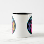 Triple Spiral Goddess Zweifarbige Tasse (Mittel)