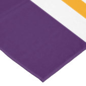 Triple White Nordic Snowflakes Tief Lila Streifen Tischdecke (Schrägansicht)