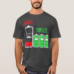 Triplets Vater Daddy von 3 Kindern Batterie Low Va T-Shirt