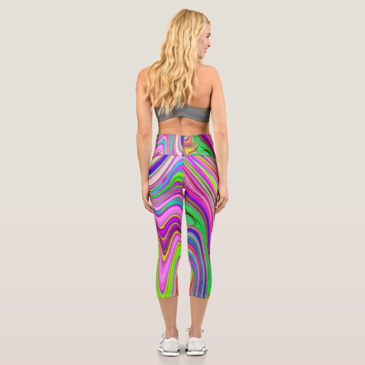 Trippelgelb und rosa Abstrakte Groovy Retro Art Capri Leggings (Rückseite)