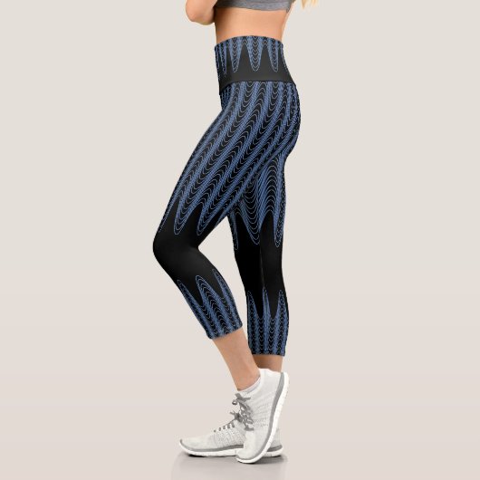Trippy Black und Blue Wavy Stripes Abstrakt Cool Capri Leggings (Links)
