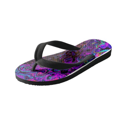 Trippy Black und Magenta Retro Liquid Swirl Kinderbadesandalen (Schrägansicht)