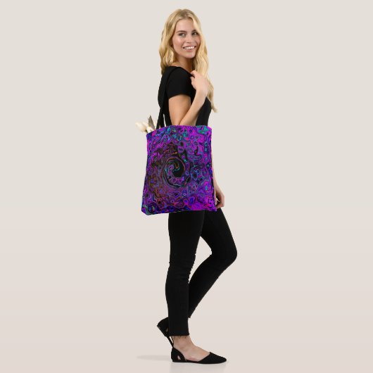 Trippy Black und Magenta Retro Liquid Swirl Tasche (Am Model)